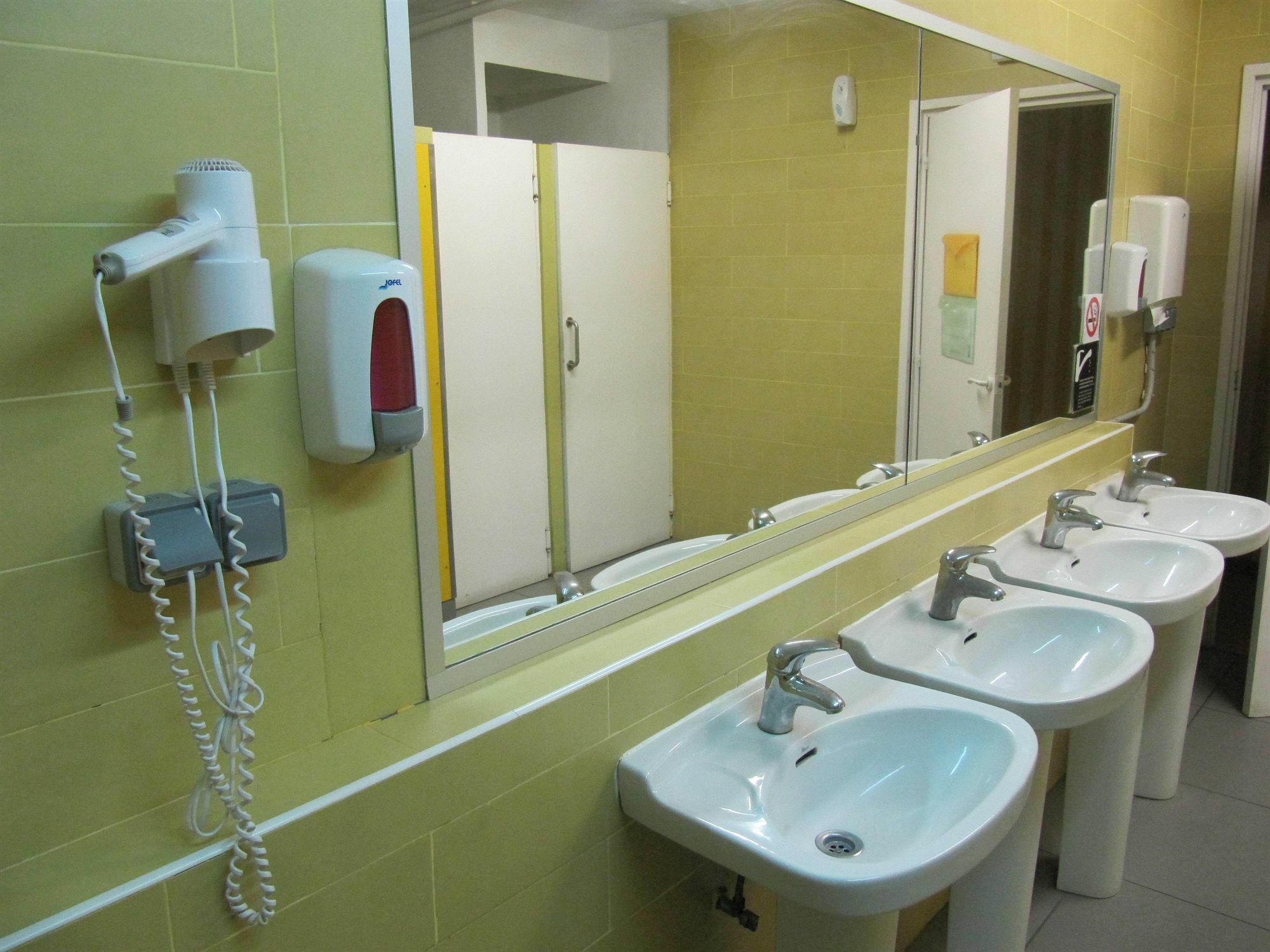 Onefam Les Corts Albergue Barcelona